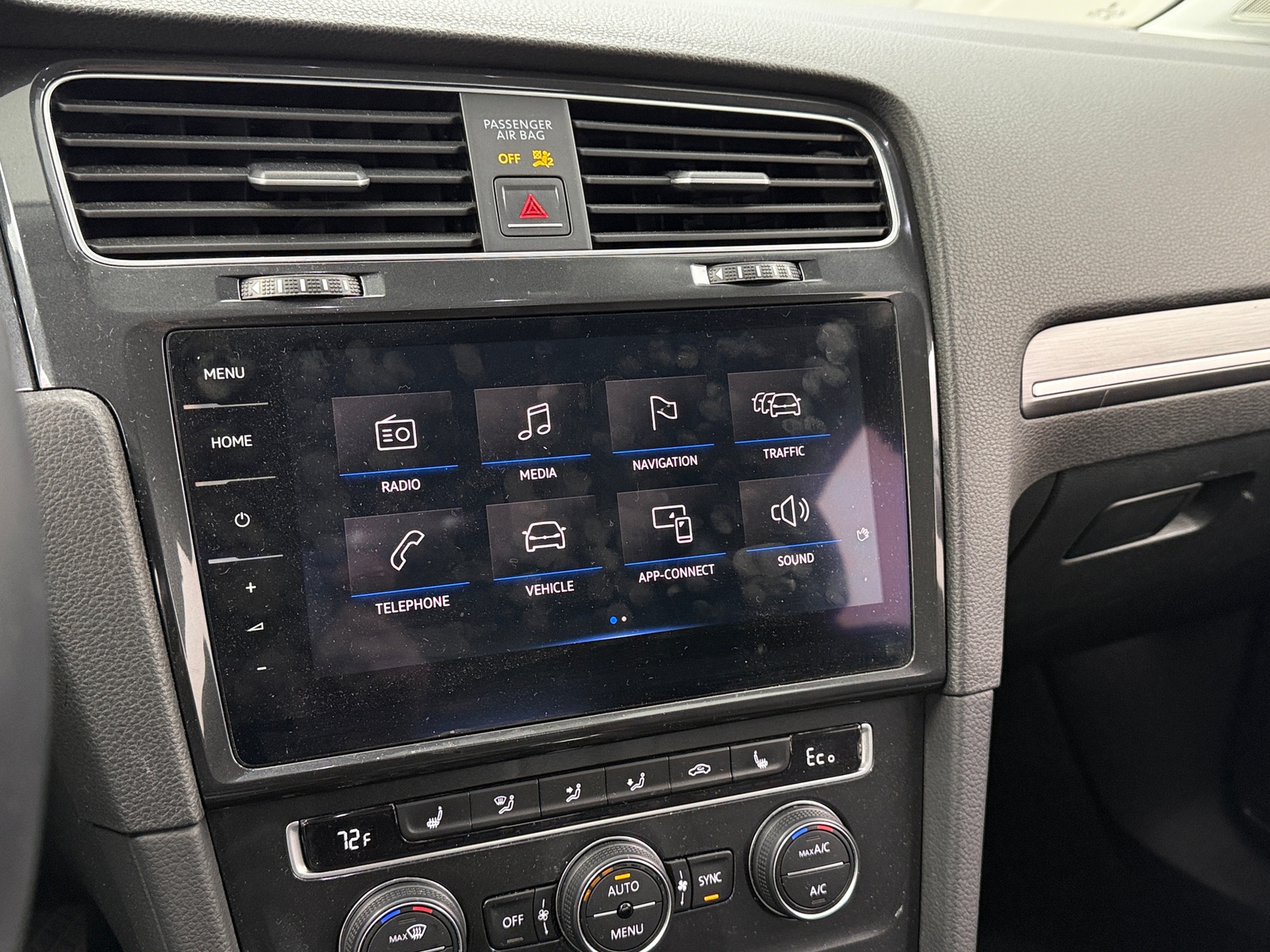 Thumbnail: 2018 Volkswagen e-Golf - 3