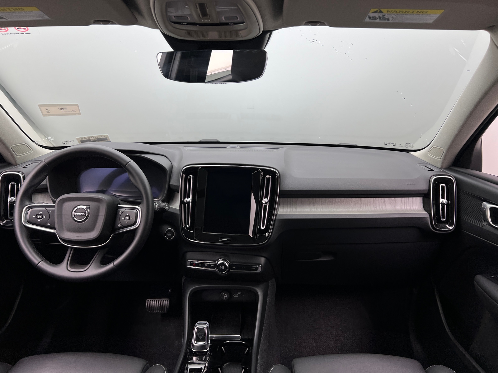 Thumbnail: 2025 Volvo XC40 - 3