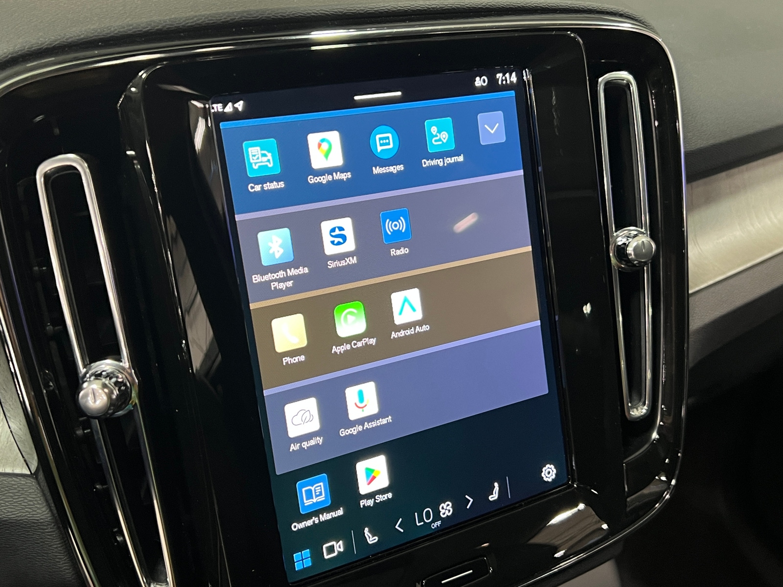 Thumbnail: 2025 Volvo XC40 - 4