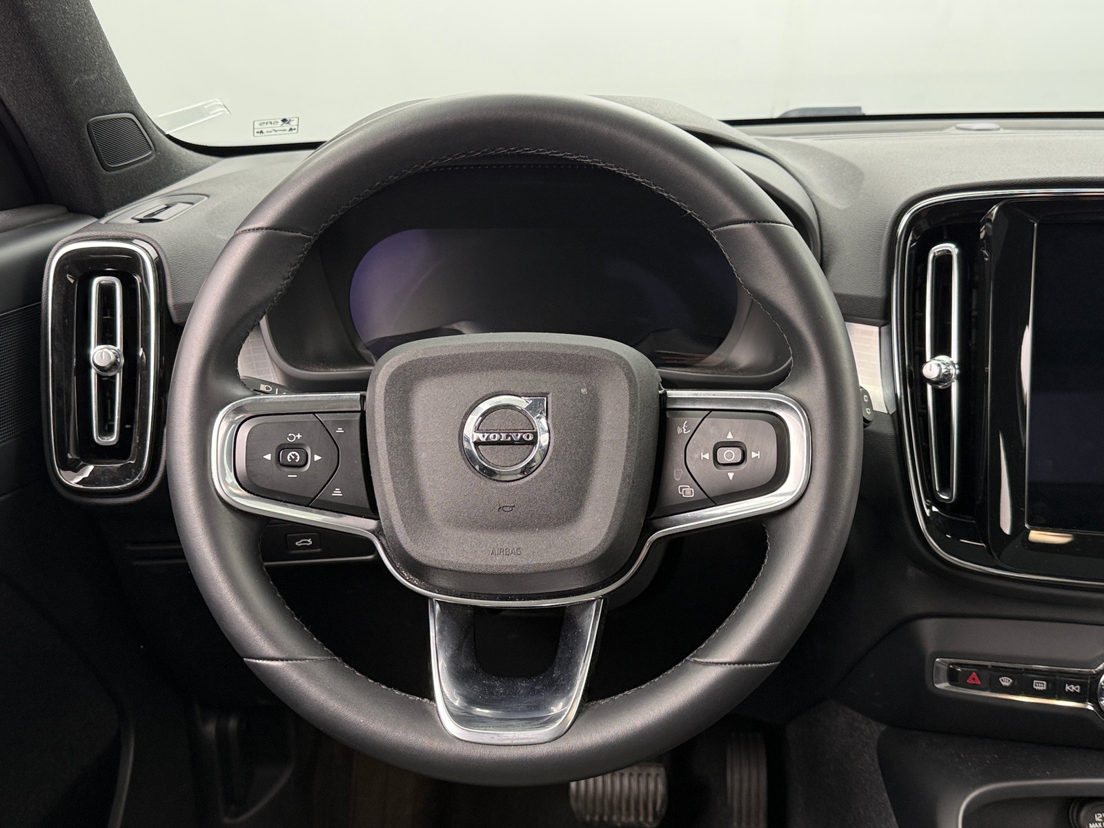 Thumbnail: 2024 Volvo XC40 - 5