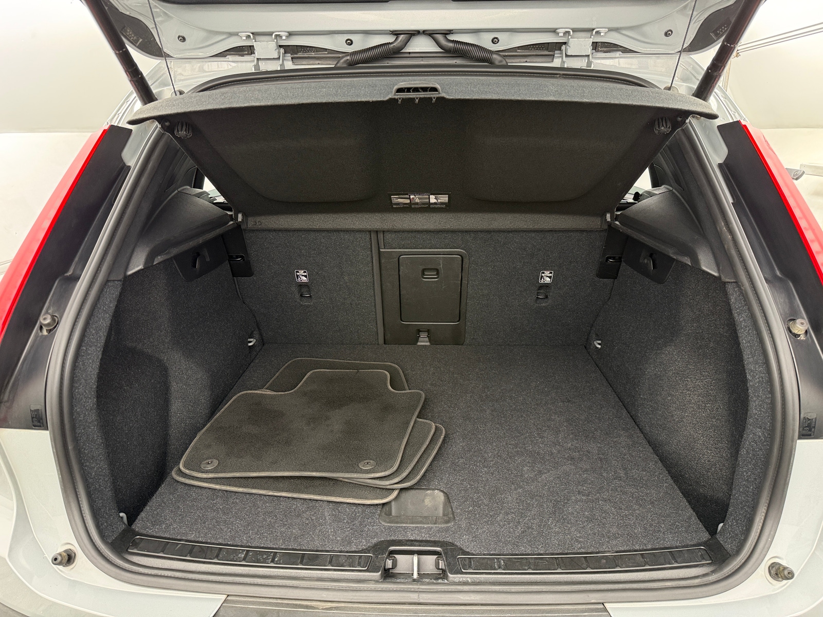 Thumbnail: 2024 Volvo XC40 - 7