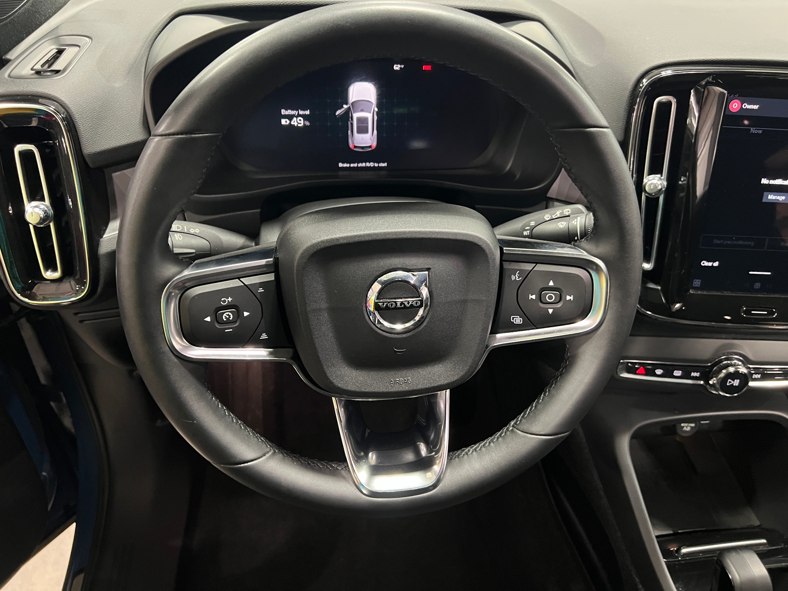 Thumbnail: 2023 Volvo XC40 - 4