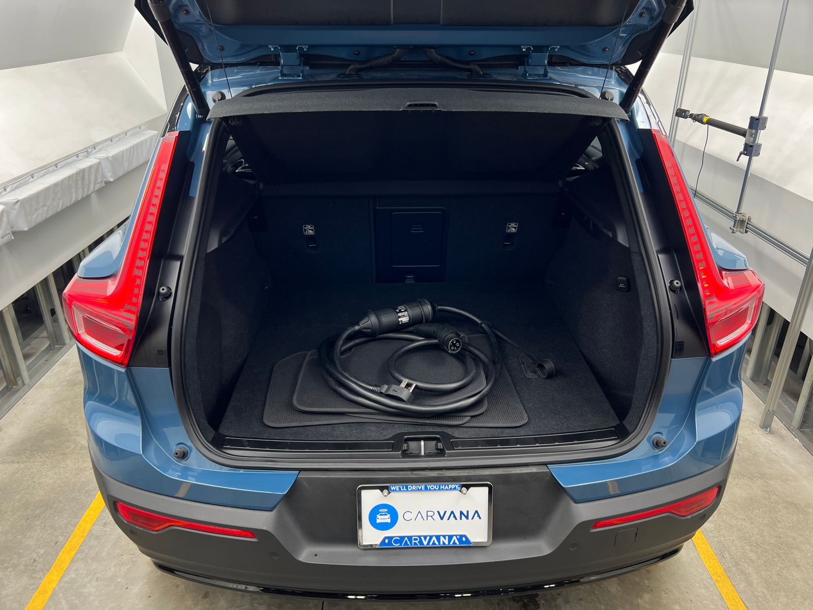 Thumbnail: 2023 Volvo XC40 - 6