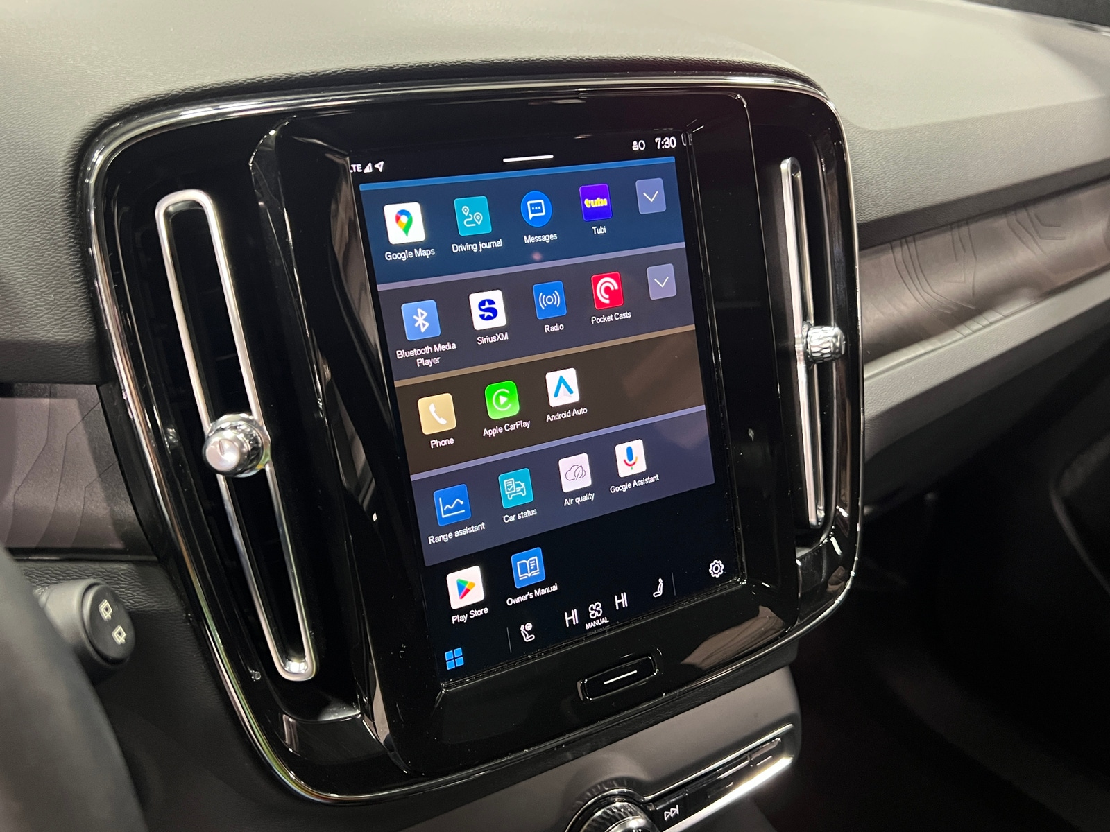 Thumbnail: 2023 Volvo XC40 - 3