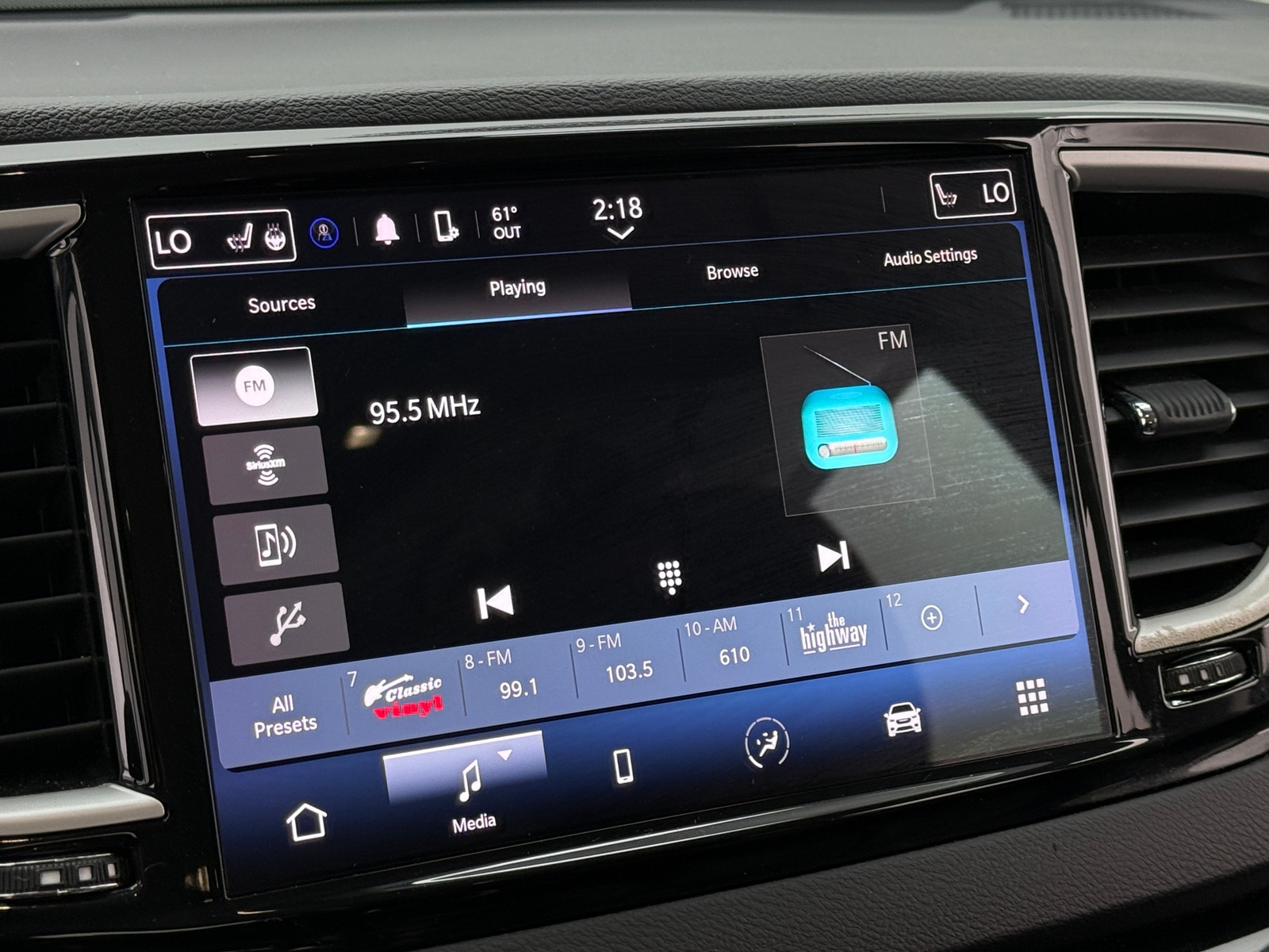 Thumbnail: 2022 Chrysler Pacifica - 3