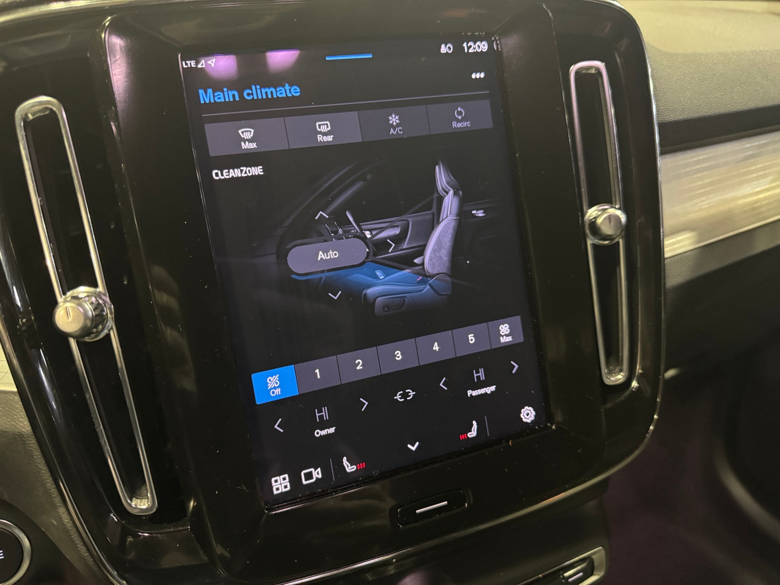 Thumbnail: 2024 Volvo XC40 - 4