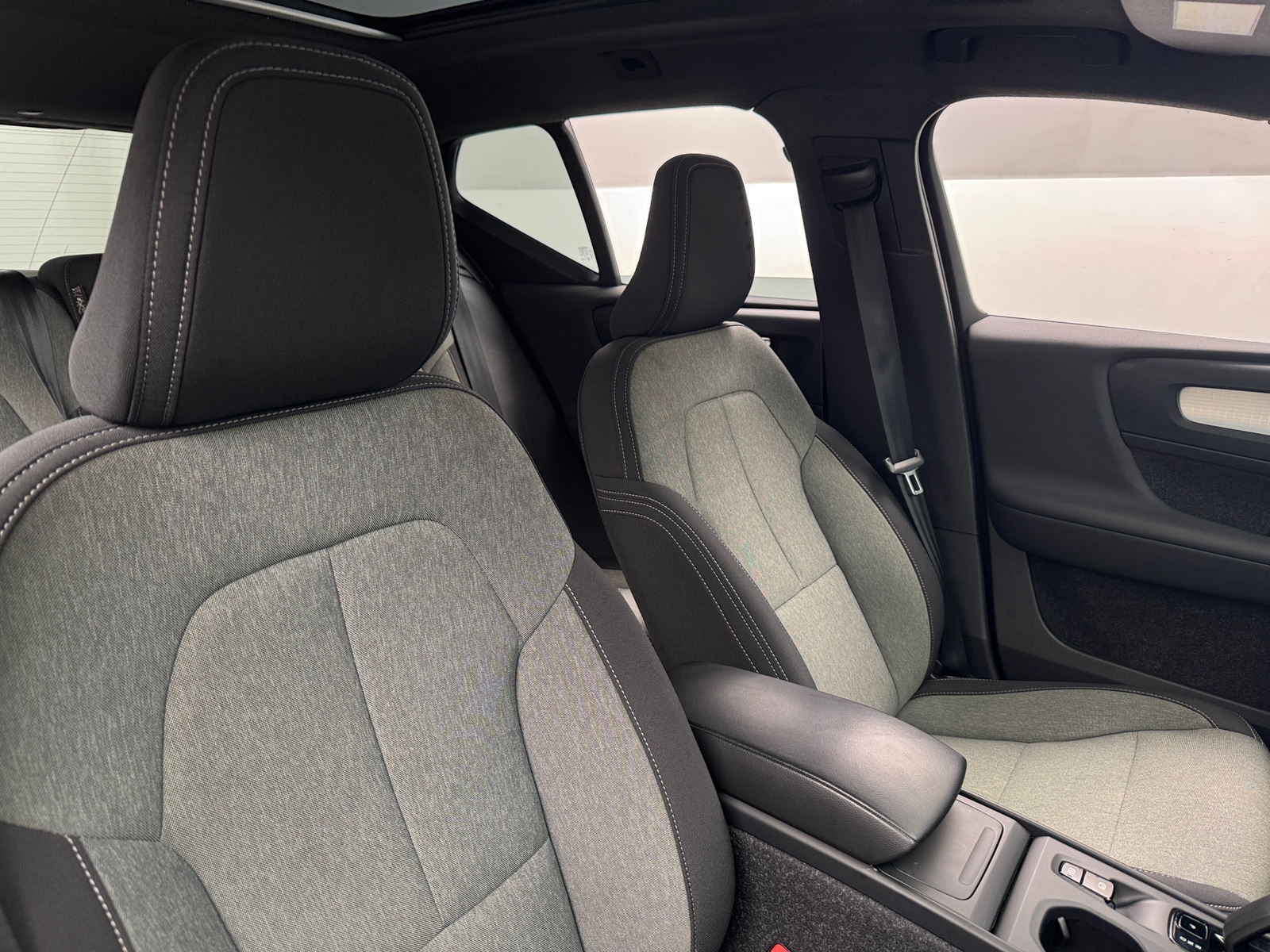 Thumbnail: 2025 Volvo XC40 - 2