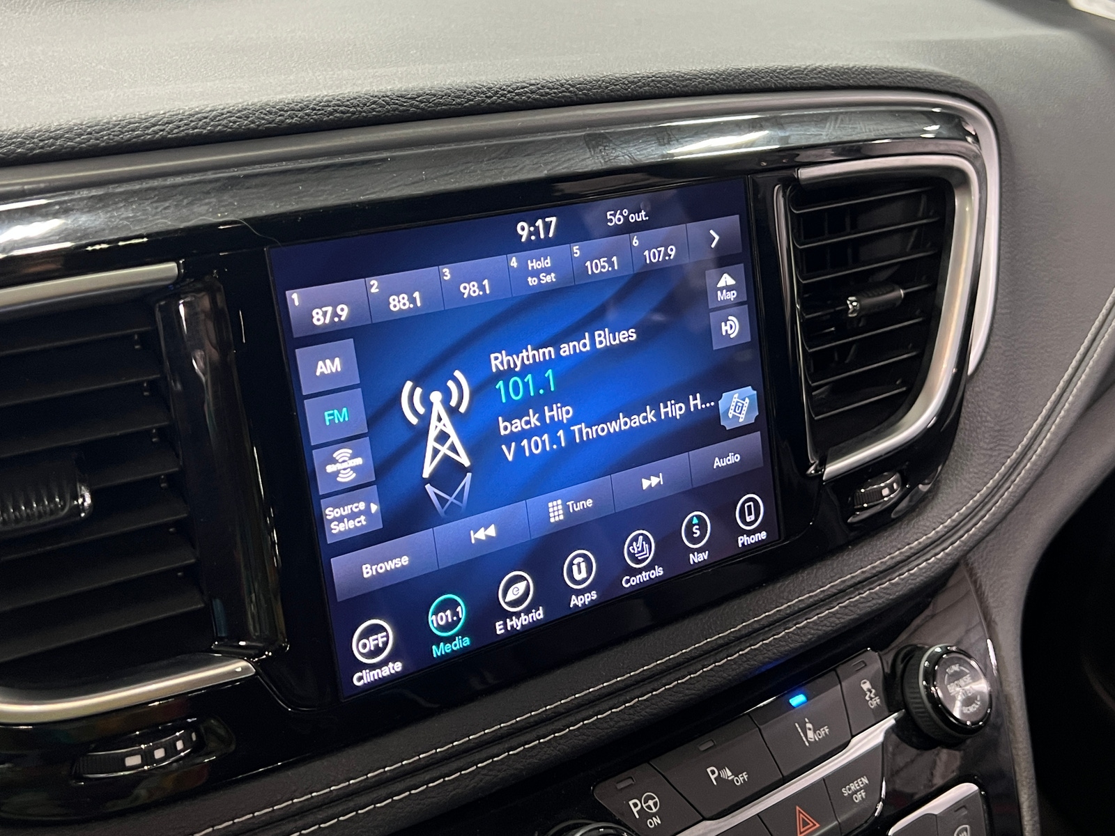 Thumbnail: 2019 Chrysler Pacifica - 3