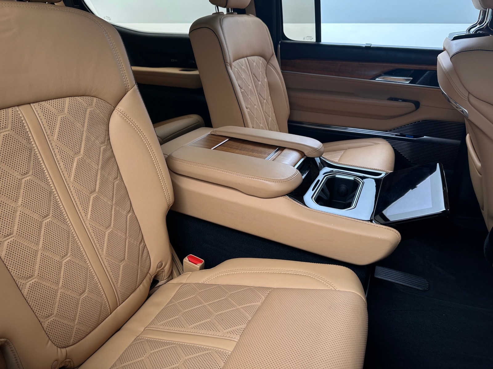 Thumbnail: 2022 Jeep Grand Wagoneer - 5