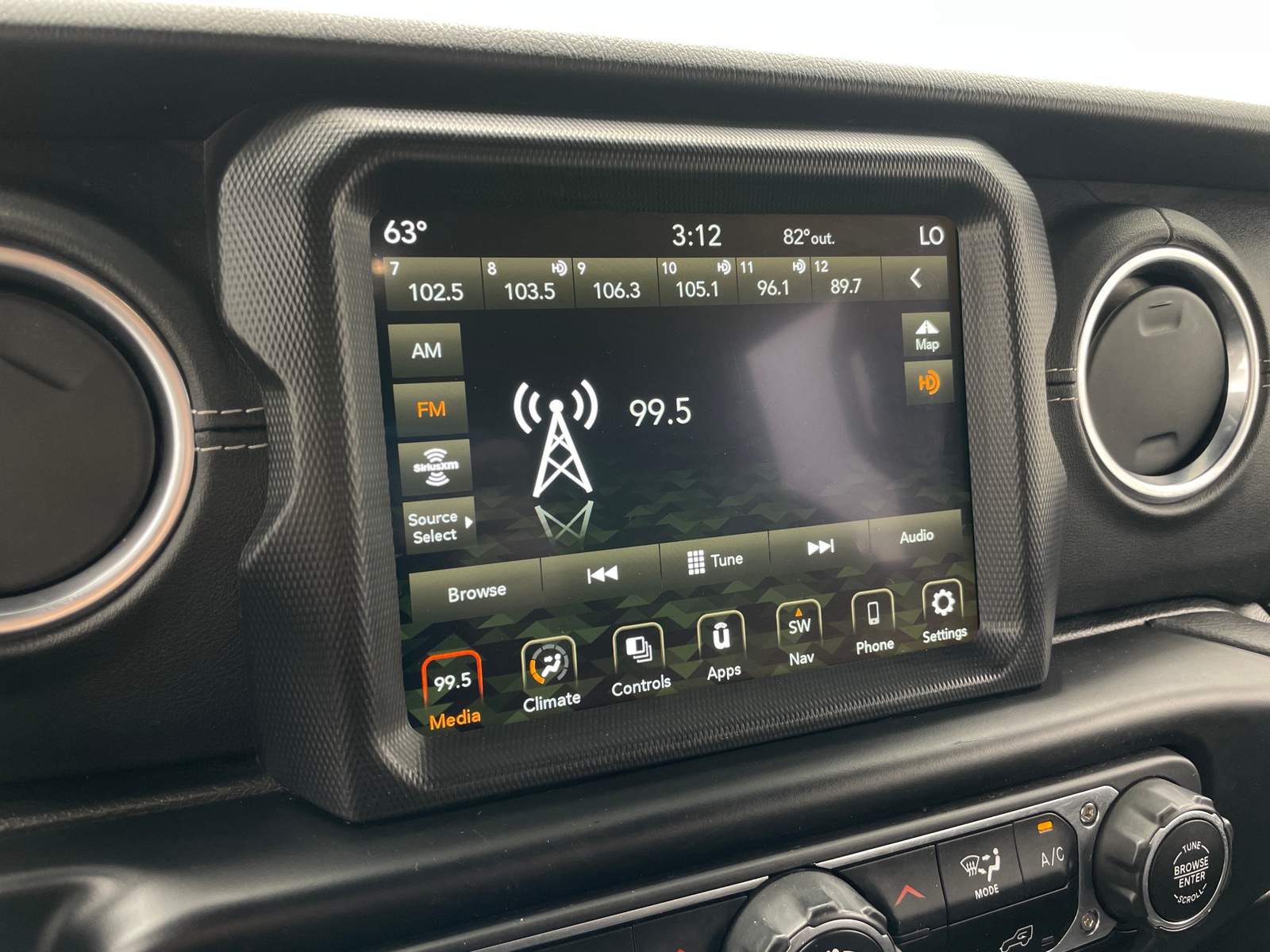 Thumbnail: 2022 Jeep Wrangler - 3