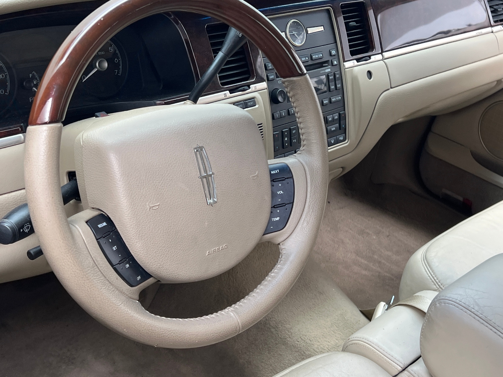 Thumbnail: 2011 Lincoln Town Car - 4