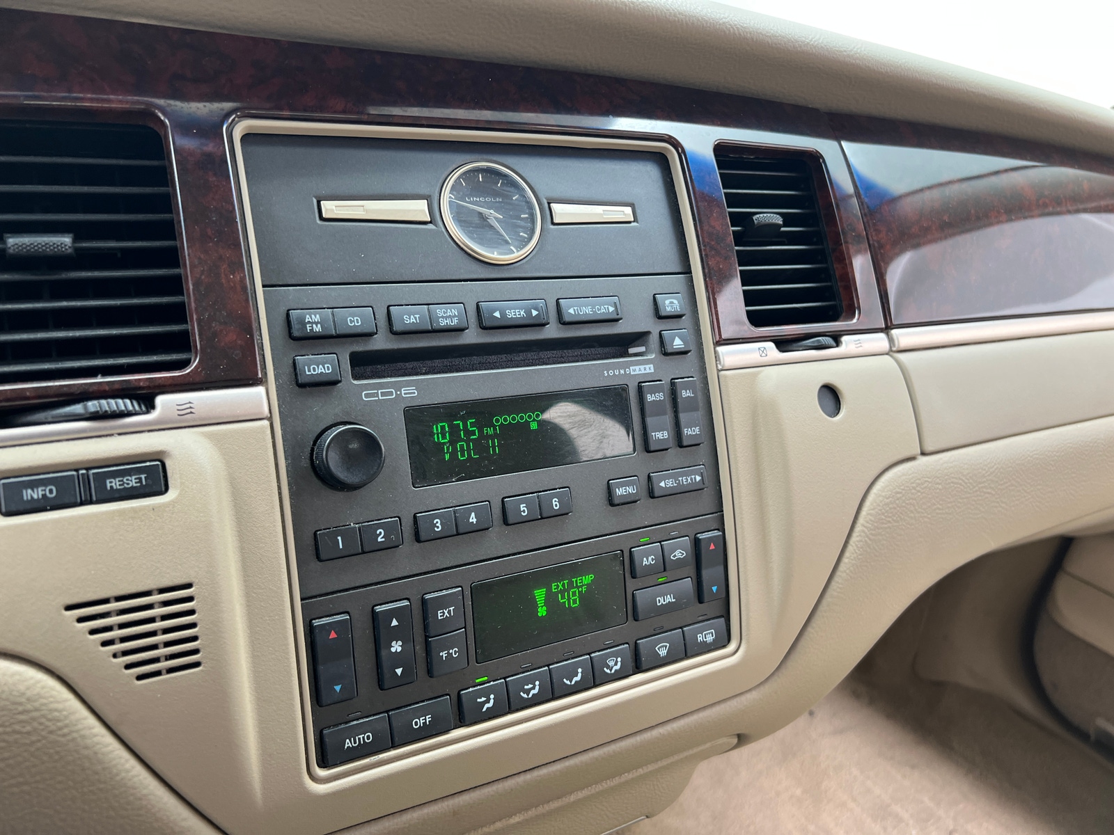 Thumbnail: 2011 Lincoln Town Car - 3