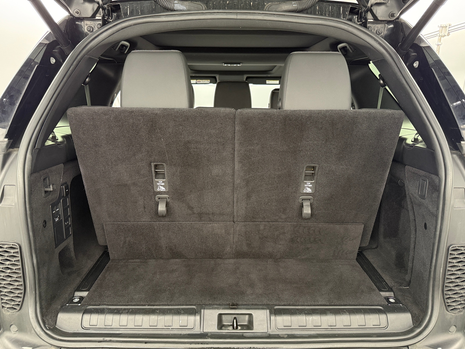 Thumbnail: 2021 Land Rover Discovery - 6