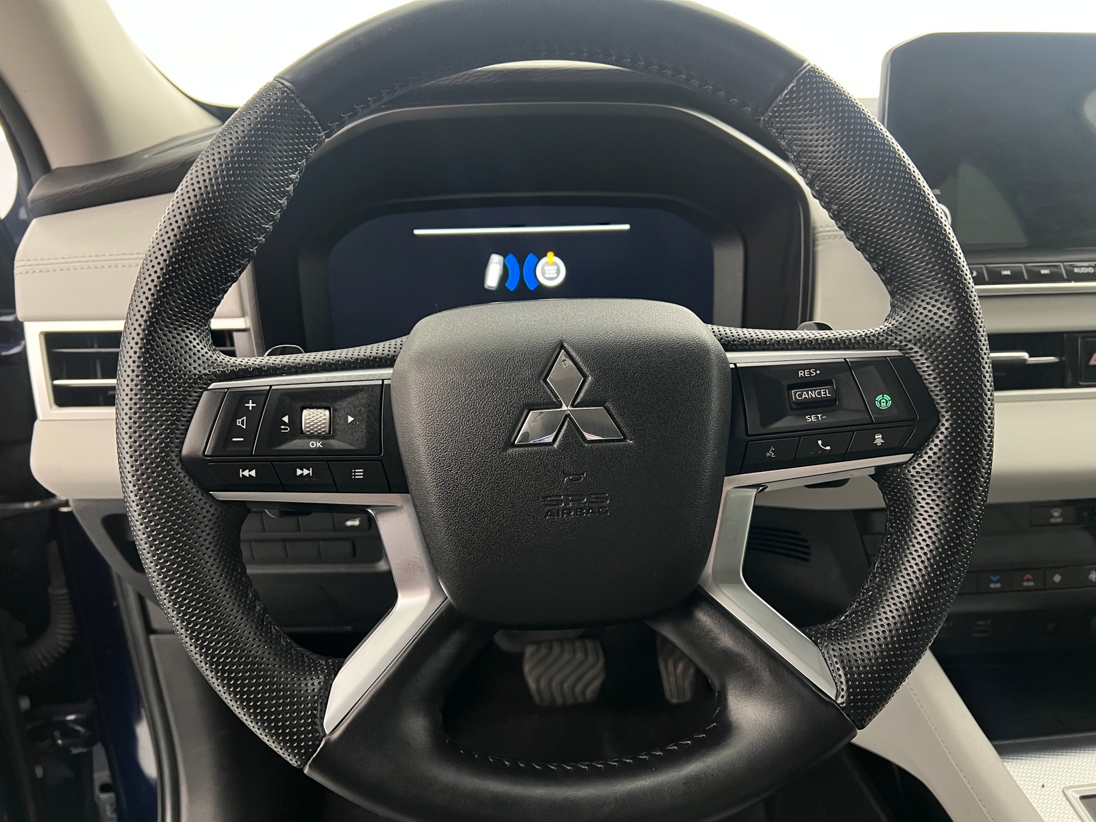 Thumbnail: 2023 Mitsubishi Outlander - 4