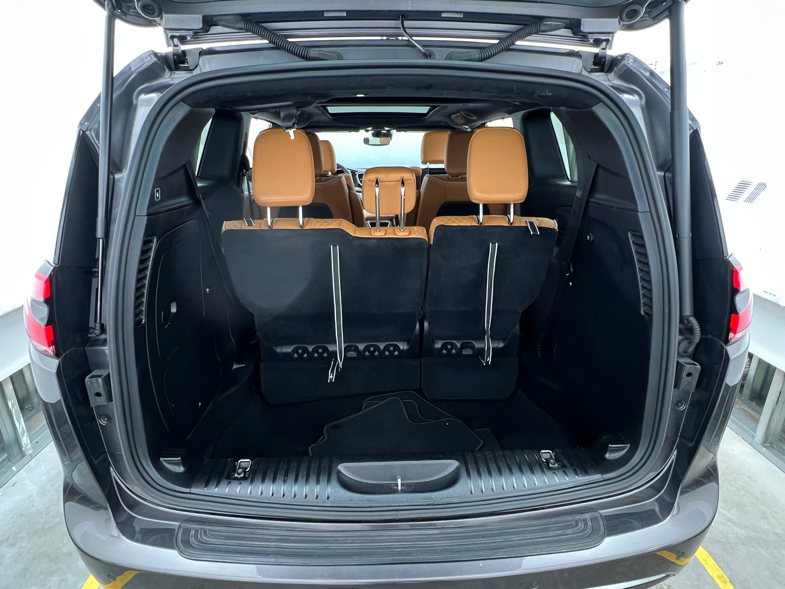 Thumbnail: 2023 Chrysler Pacifica - 6