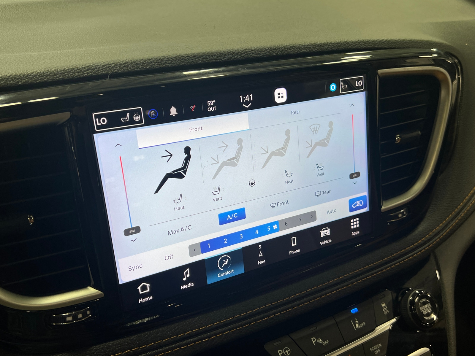 Thumbnail: 2023 Chrysler Pacifica - 3