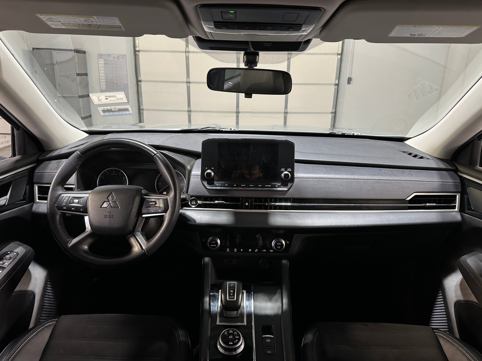 Thumbnail: 2023 Mitsubishi Outlander - 2