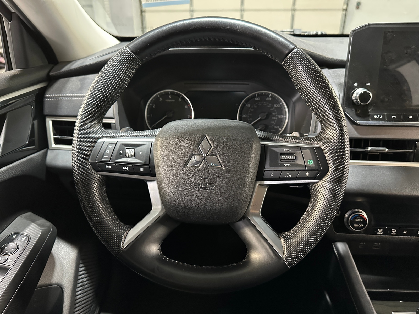 Thumbnail: 2023 Mitsubishi Outlander - 4