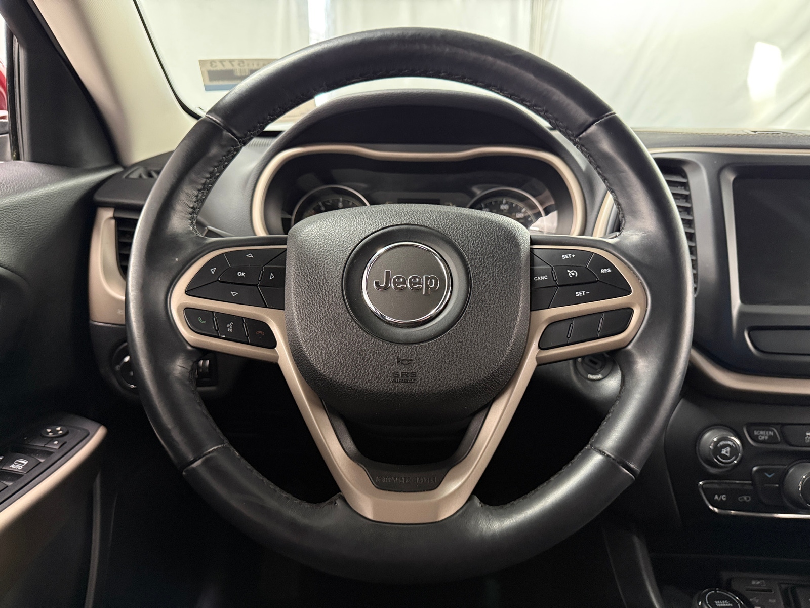 Thumbnail: 2017 Jeep Cherokee - 5