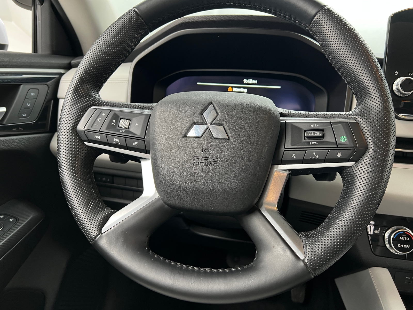 Thumbnail: 2023 Mitsubishi Outlander - 4