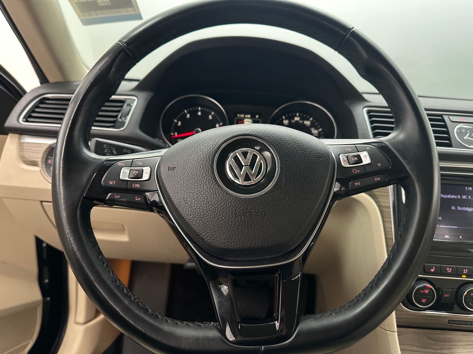 Thumbnail: 2017 Volkswagen Passat - 4