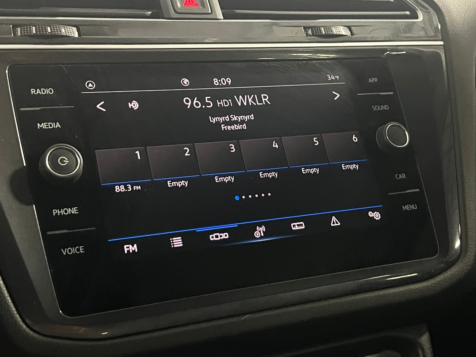 Thumbnail: 2023 Volkswagen Tiguan - 3