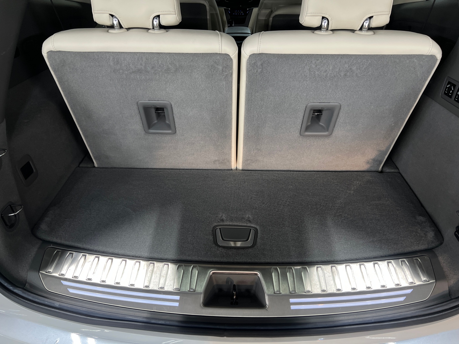 Thumbnail: 2023 Cadillac XT6 - 6