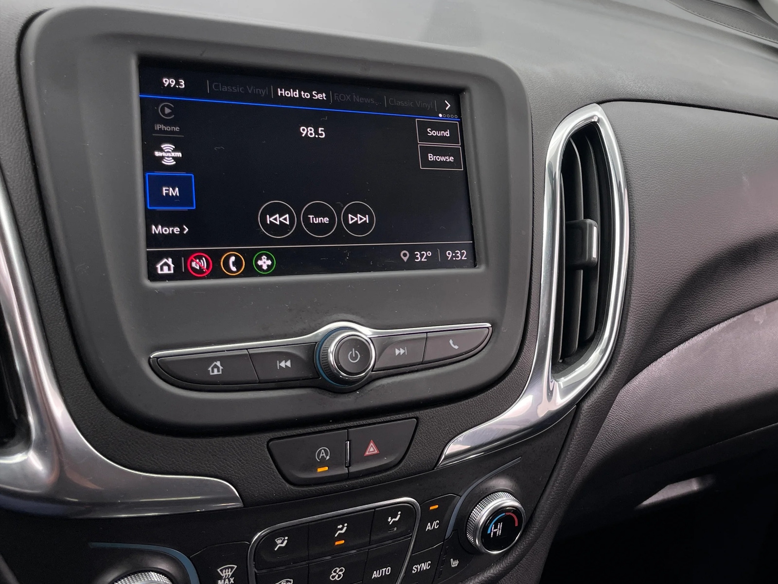 Thumbnail: 2022 Chevrolet Equinox - 4