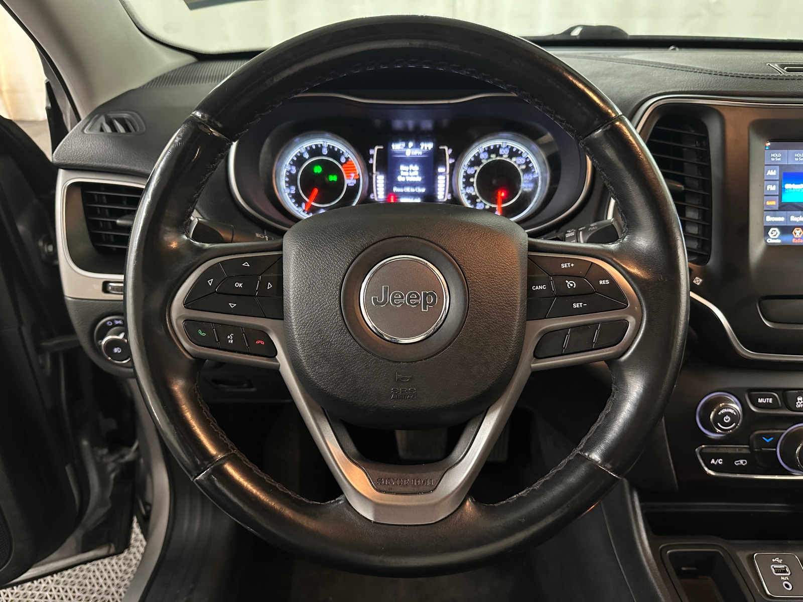 Thumbnail: 2019 Jeep Cherokee - 5