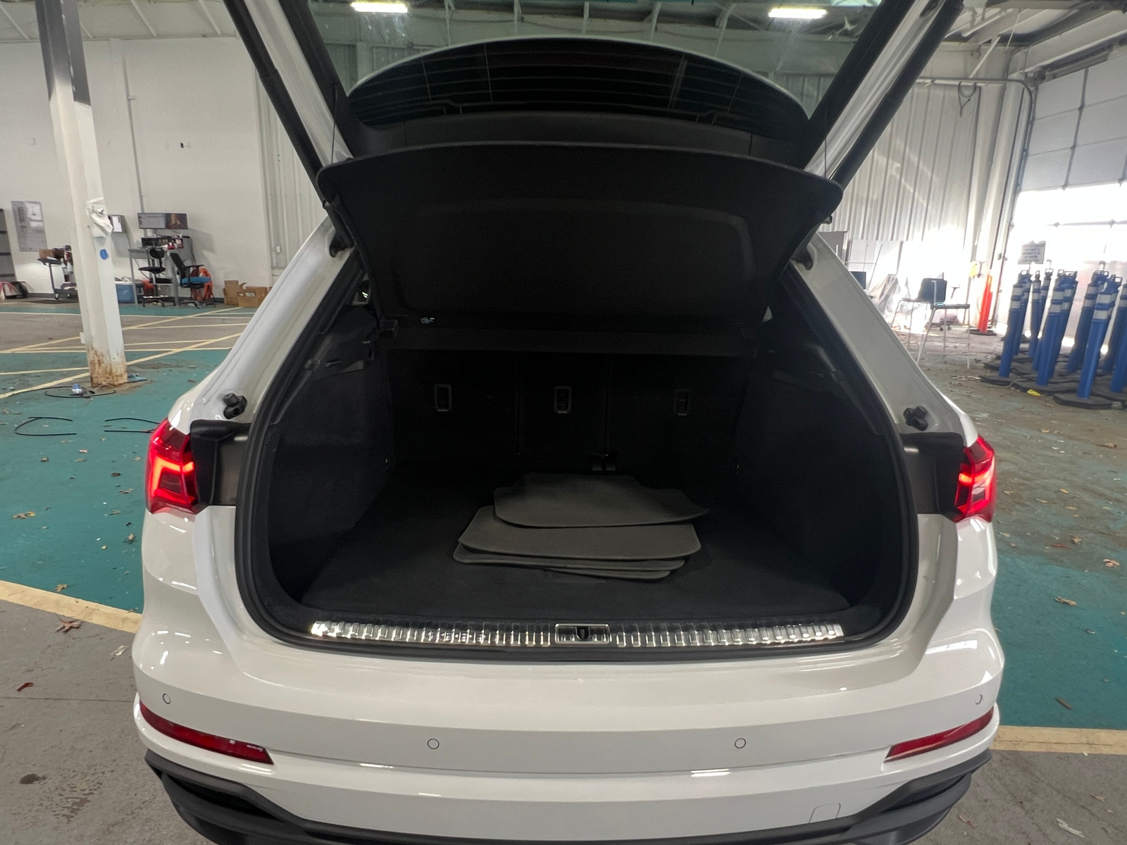 Thumbnail: 2023 Audi Q3 - 6