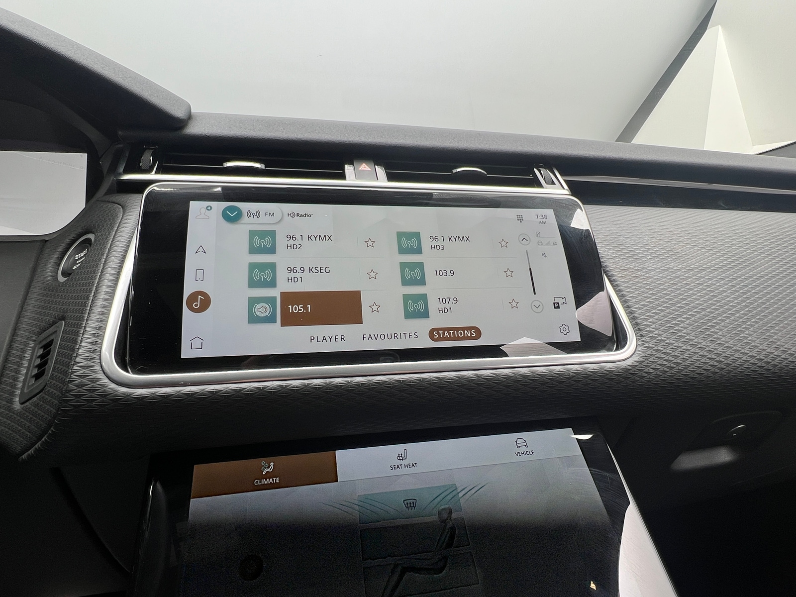 Thumbnail: 2021 Land Rover Range Rover Velar - 3