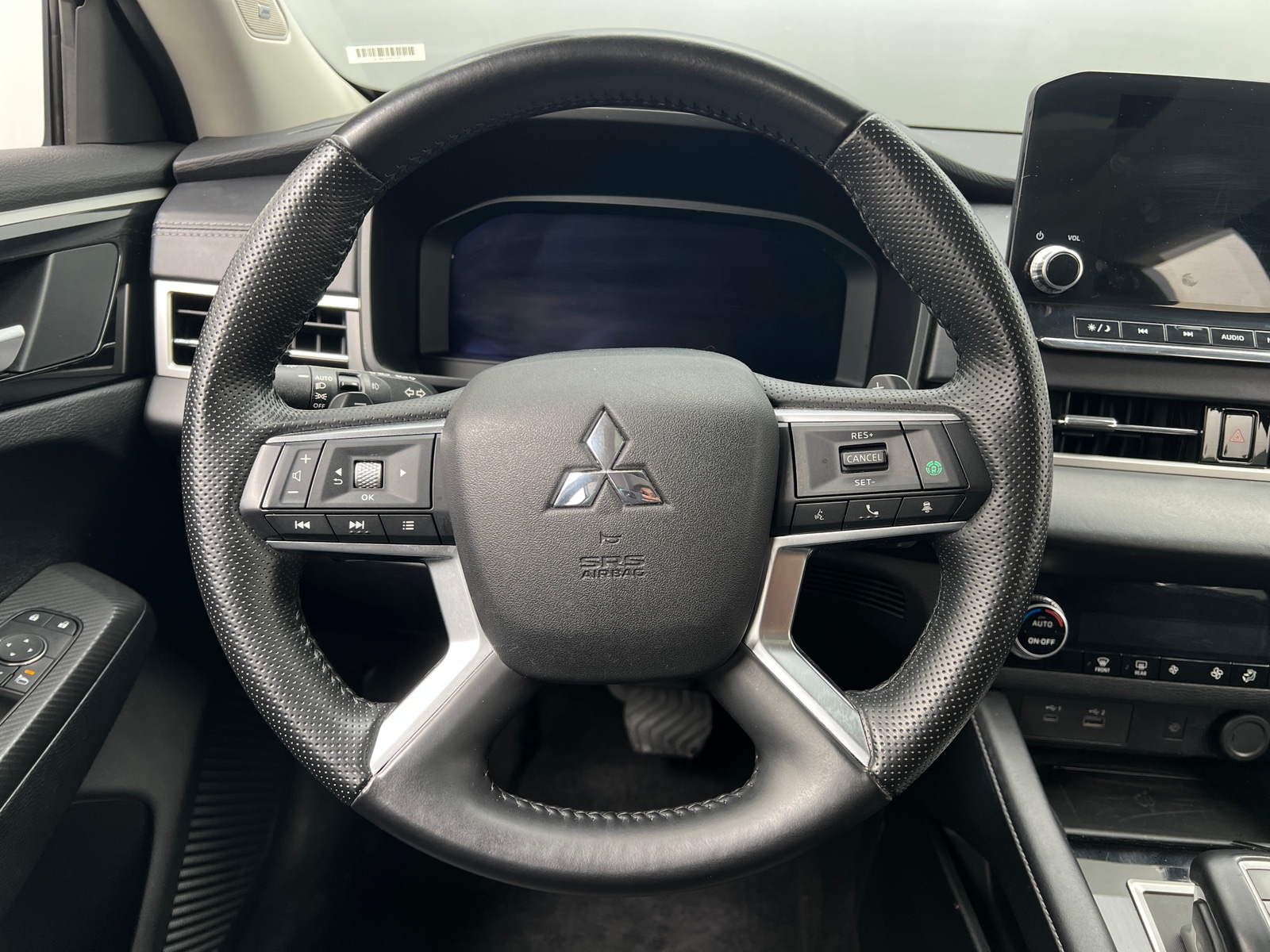 Thumbnail: 2024 Mitsubishi Outlander - 4