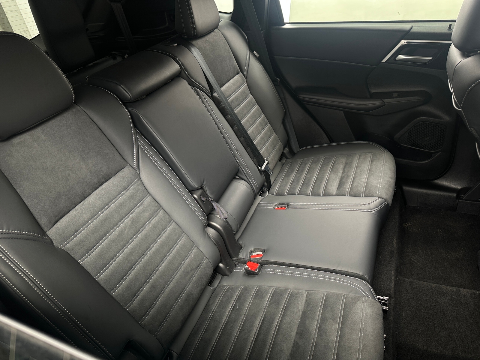 Thumbnail: 2023 Mitsubishi Outlander - 5