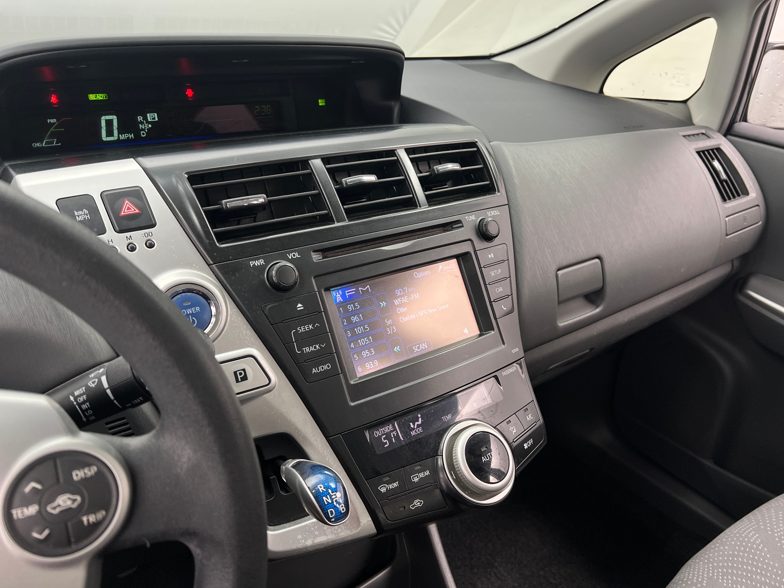 Thumbnail: 2014 Toyota Prius v - 4