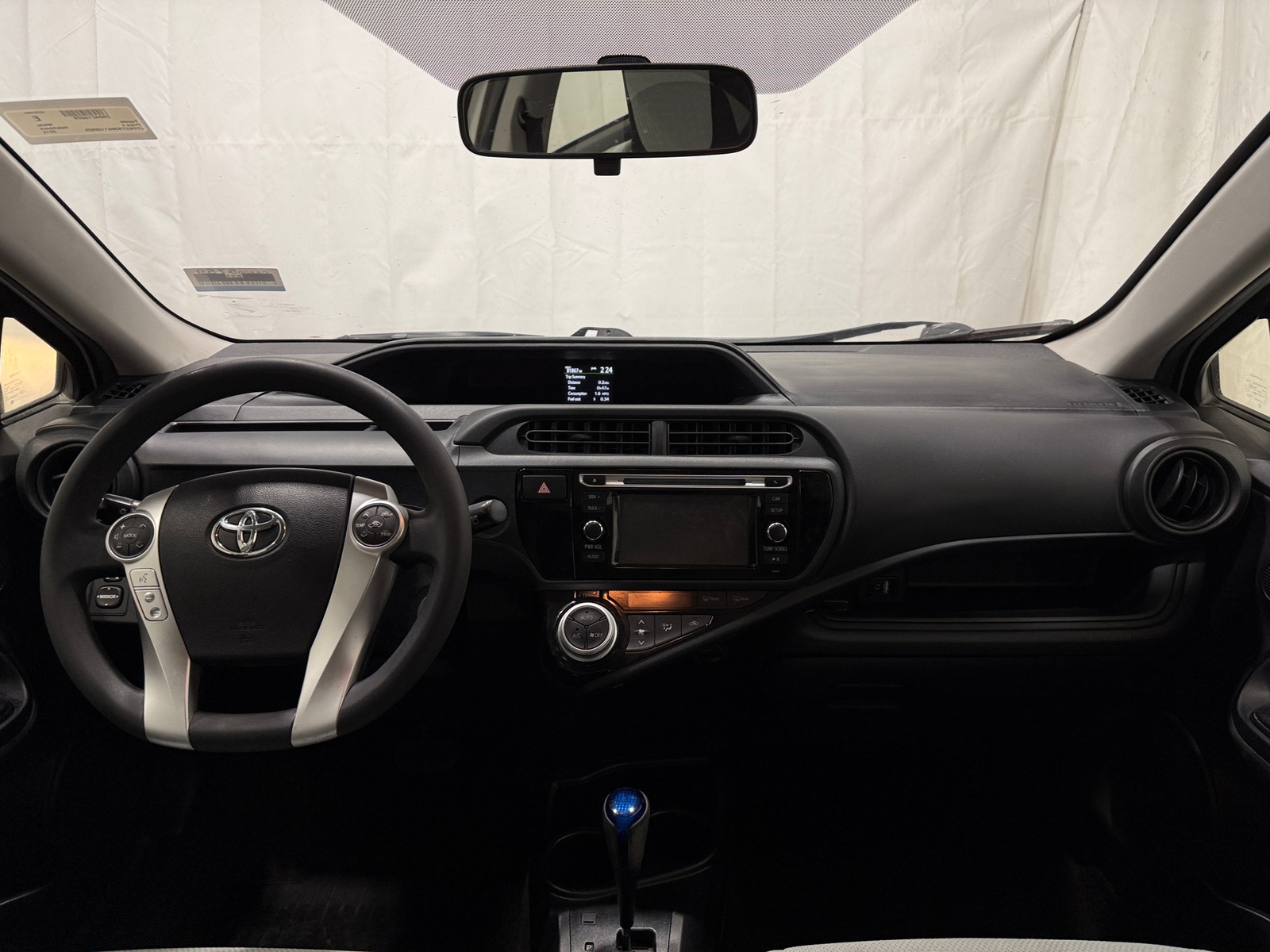 Thumbnail: 2016 Toyota Prius c - 3