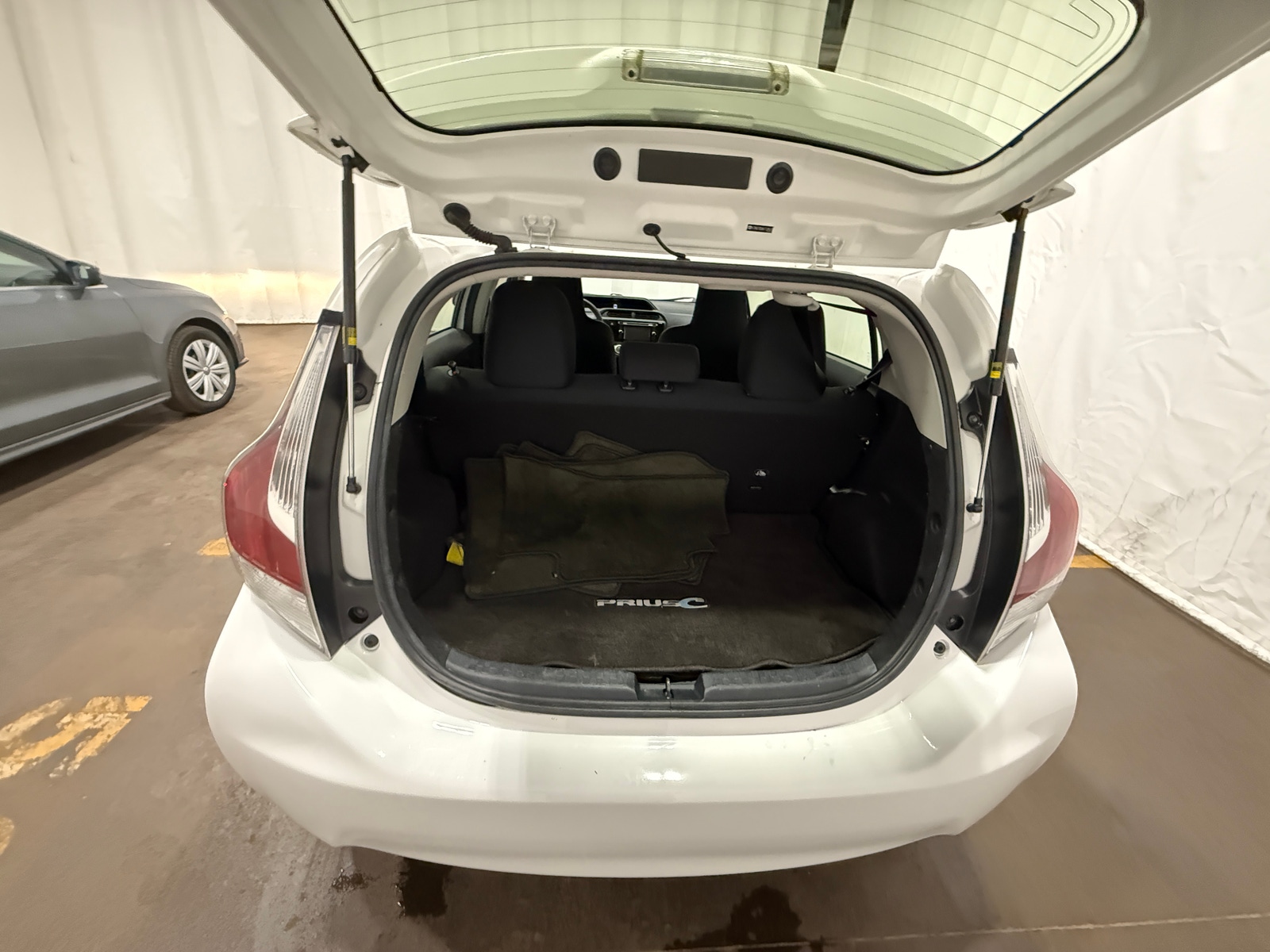 Thumbnail: 2016 Toyota Prius c - 7