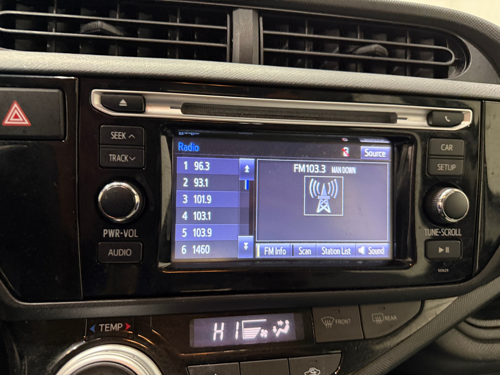 Thumbnail: 2016 Toyota Prius c - 4