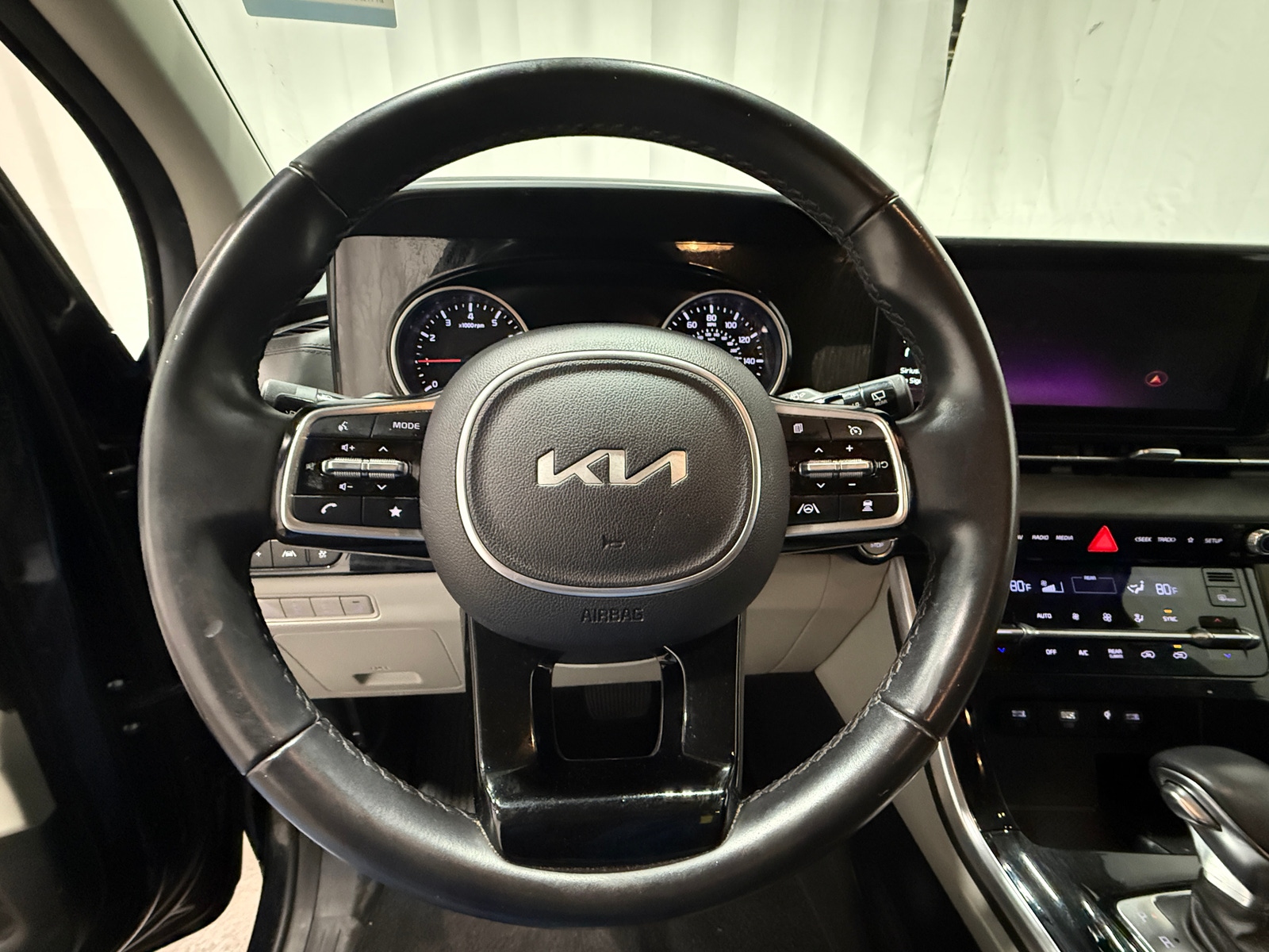 Thumbnail: 2023 Kia Carnival - 4