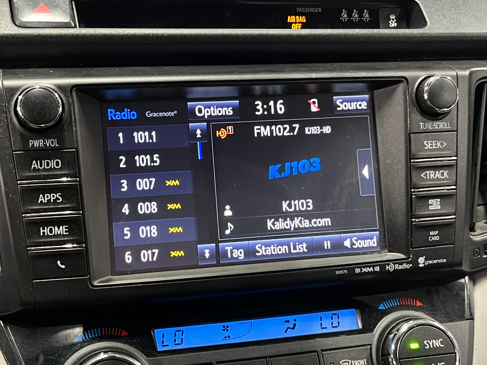 Thumbnail: 2018 Toyota RAV4 - 3