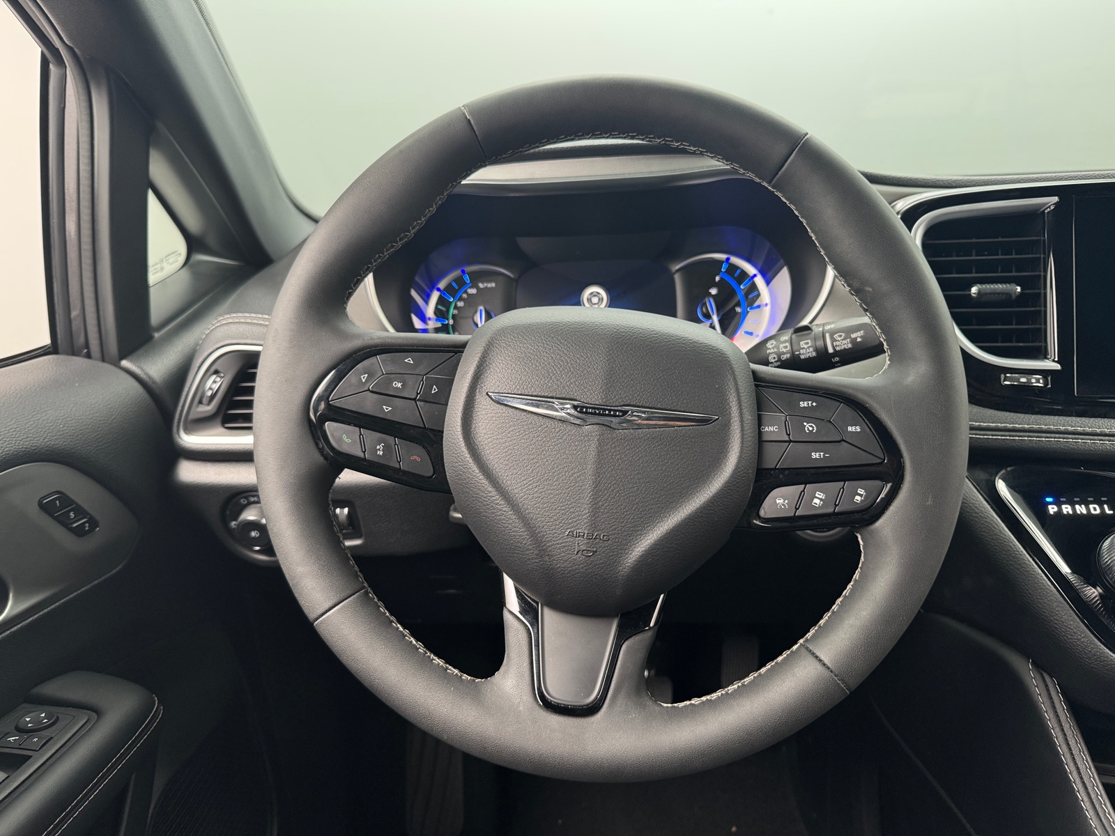 Thumbnail: 2023 Chrysler Pacifica - 4