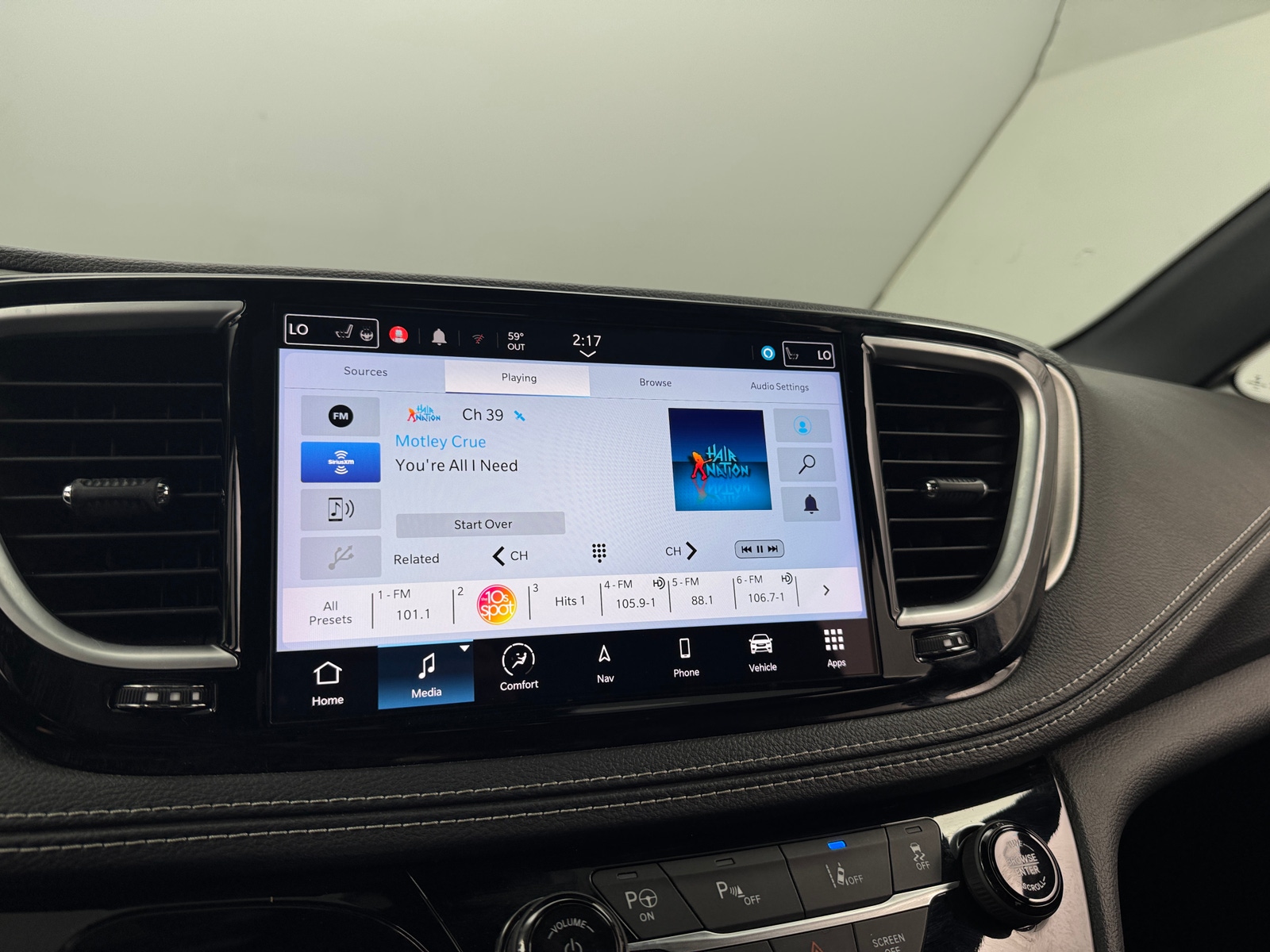 Thumbnail: 2023 Chrysler Pacifica - 3