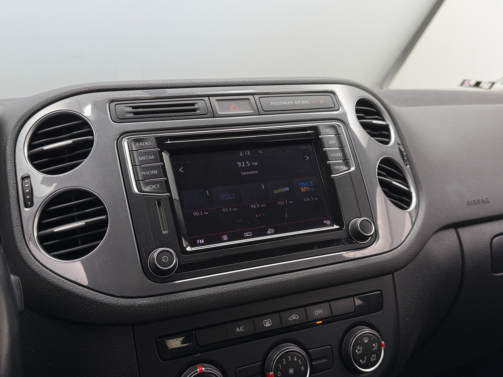 Thumbnail: 2017 Volkswagen Tiguan - 4