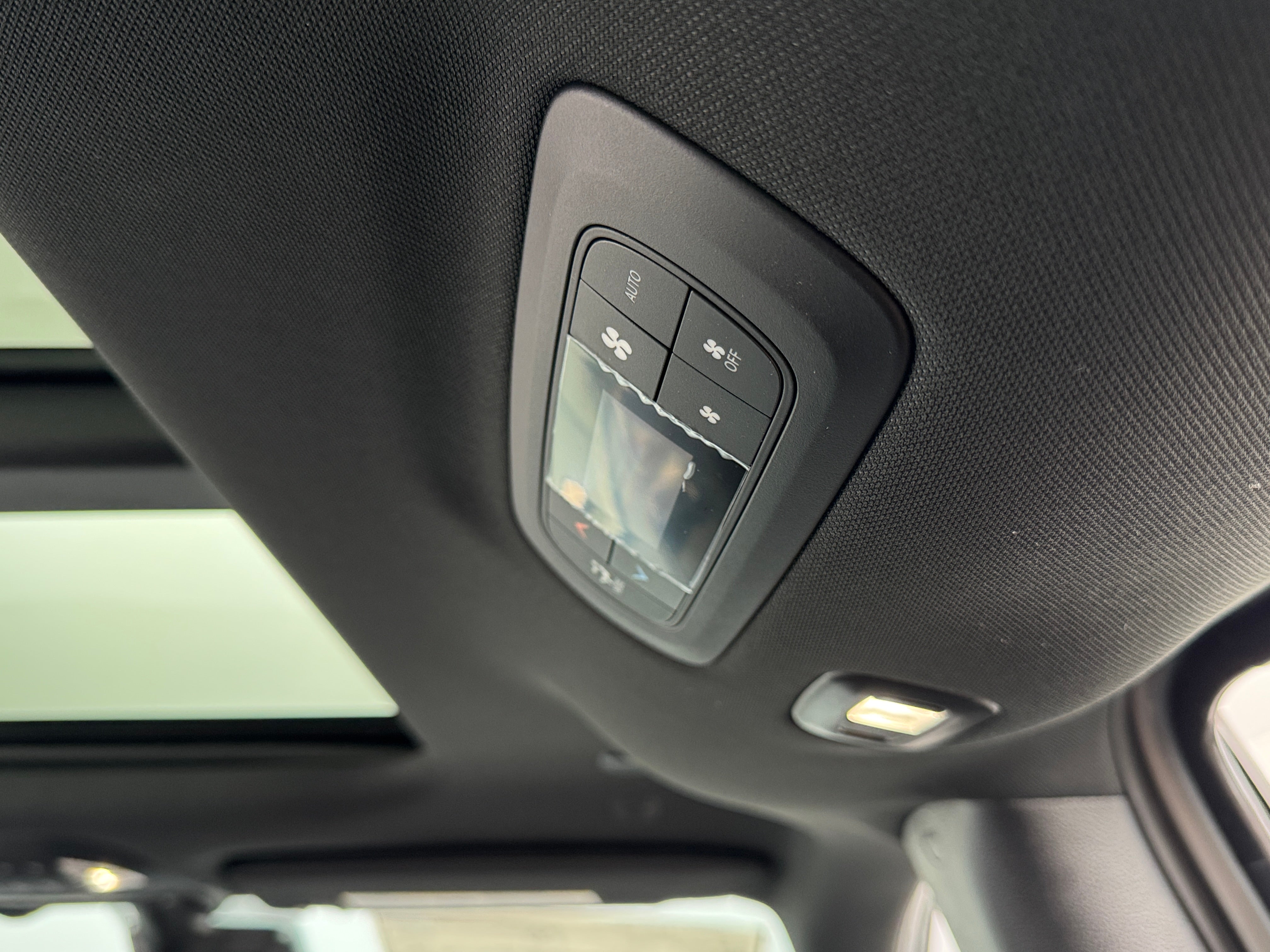 2026 Chrysler Pacifica Limited's photo