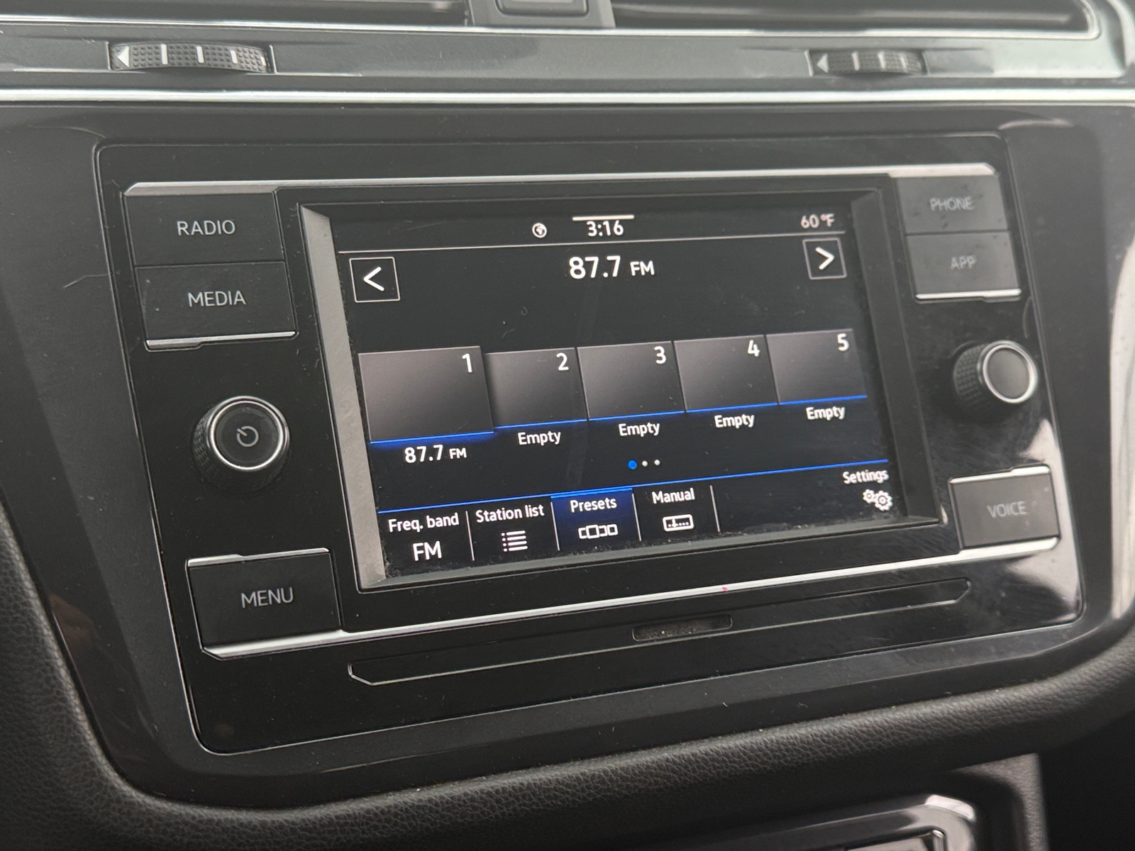 Thumbnail: 2021 Volkswagen Tiguan - 4