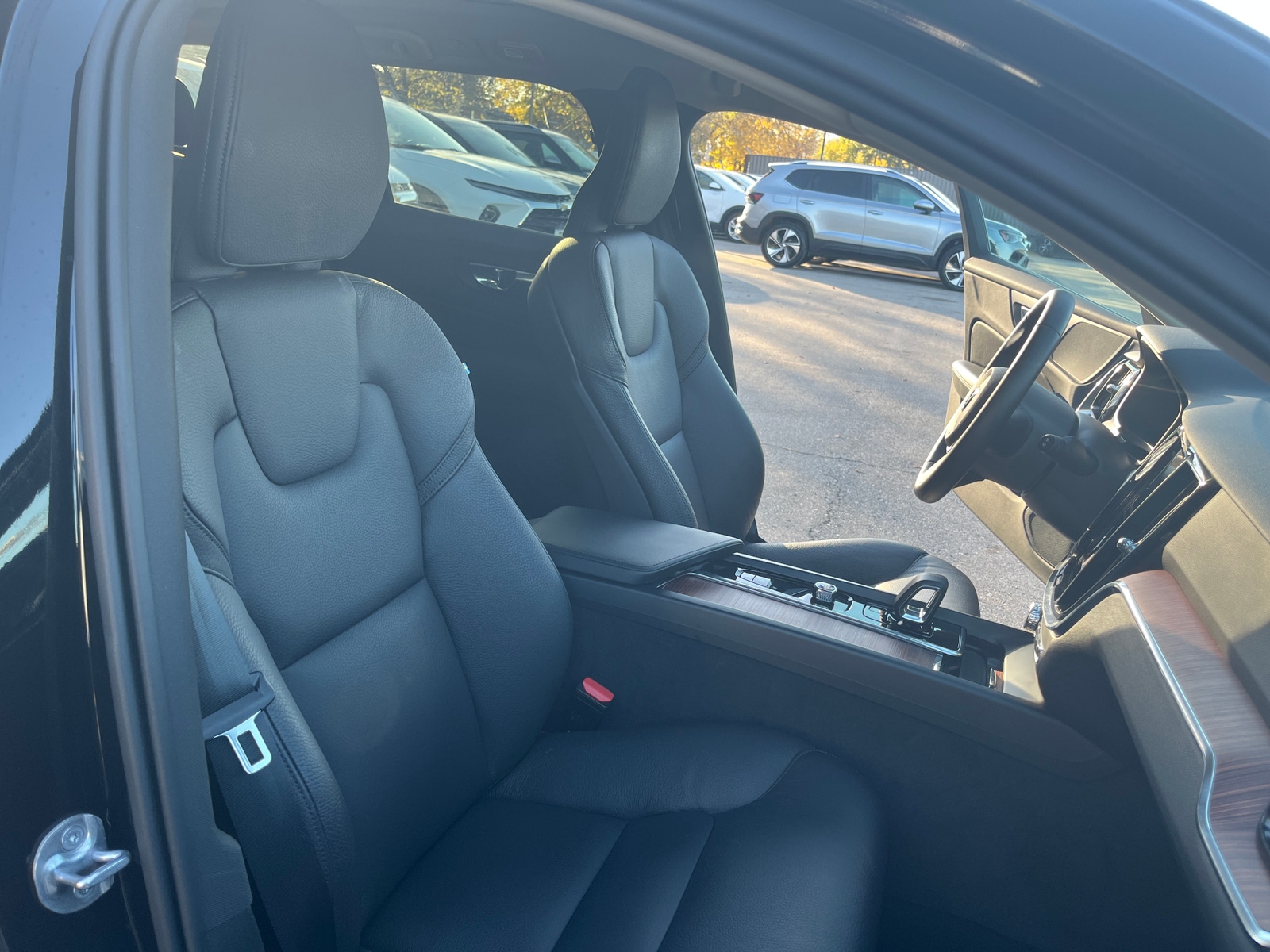 Thumbnail: 2025 Volvo V60 - 2