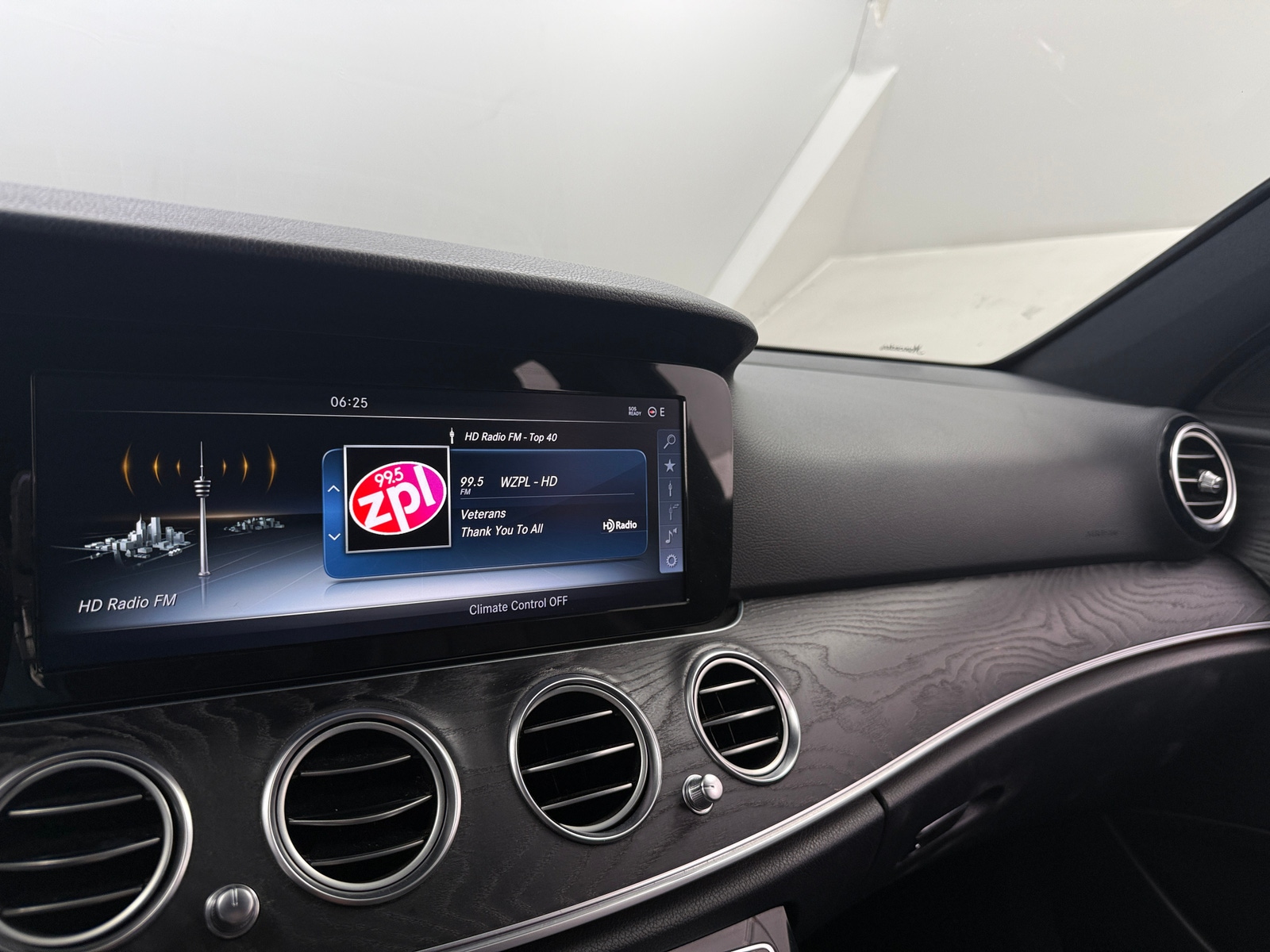 Thumbnail: 2017 Mercedes-Benz E-Class - 3