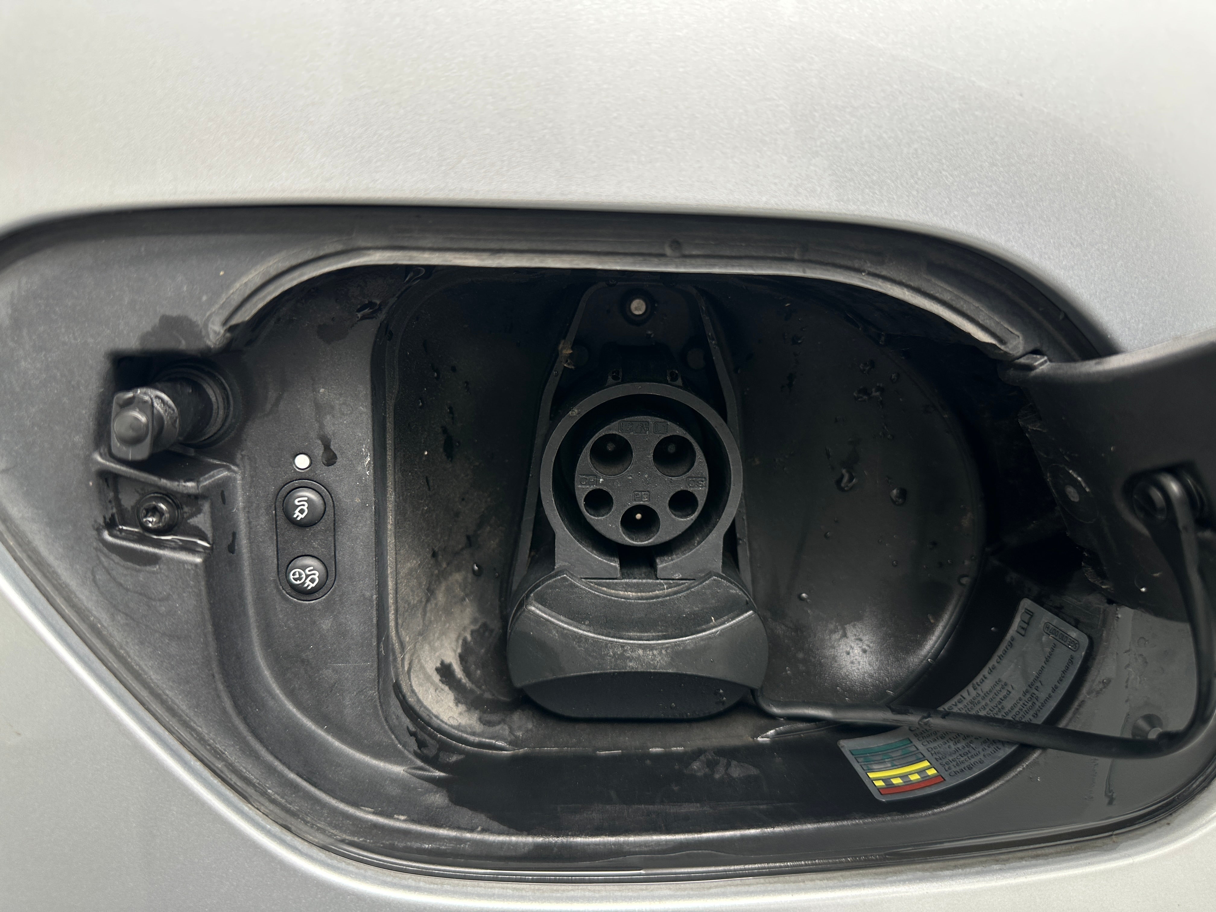 Used 2016 Volkswagen e-Golf e-Golf SEL Premium with VIN WVWPP7AU6GW909999 for sale in Oak Creek, WI