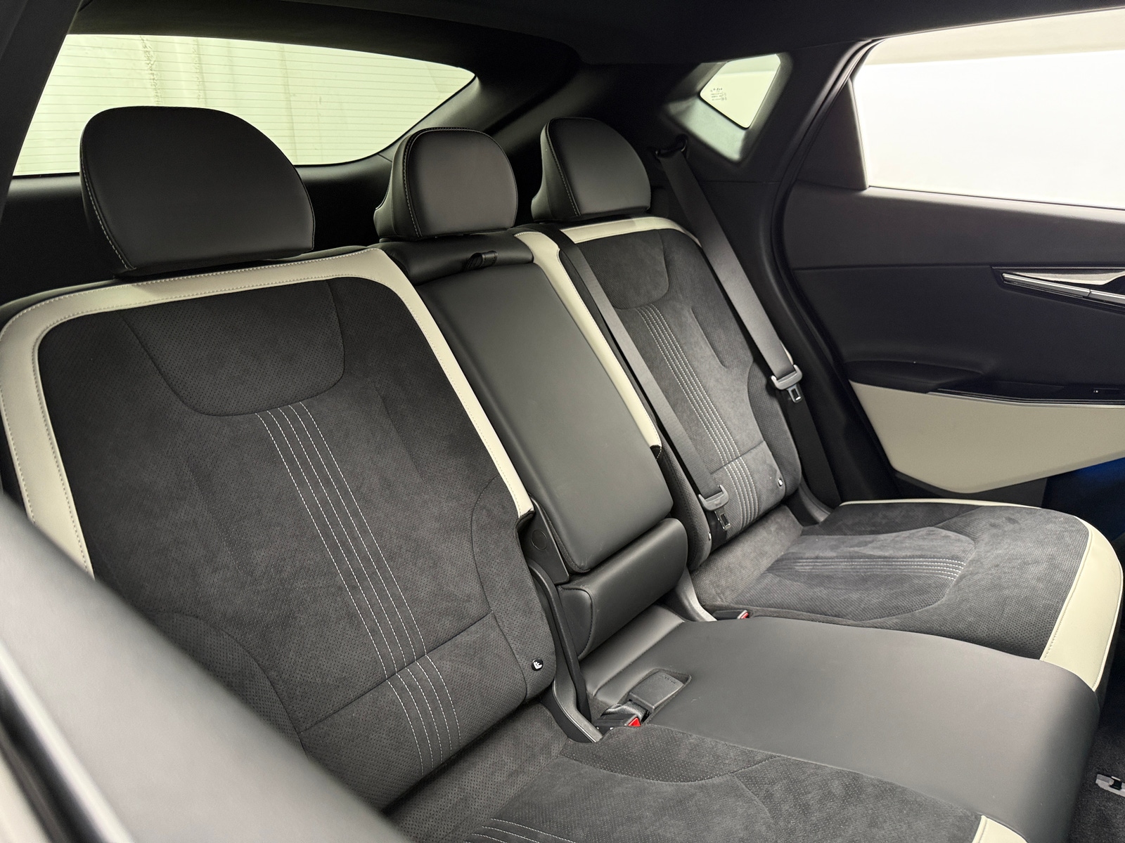 Thumbnail: 2022 Kia EV6 - 5