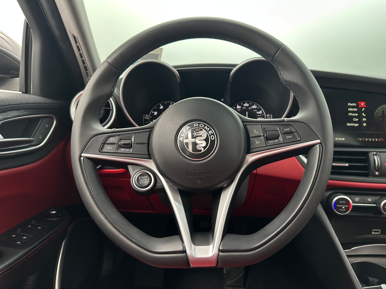 Thumbnail: 2019 Alfa Romeo Giulia - 4