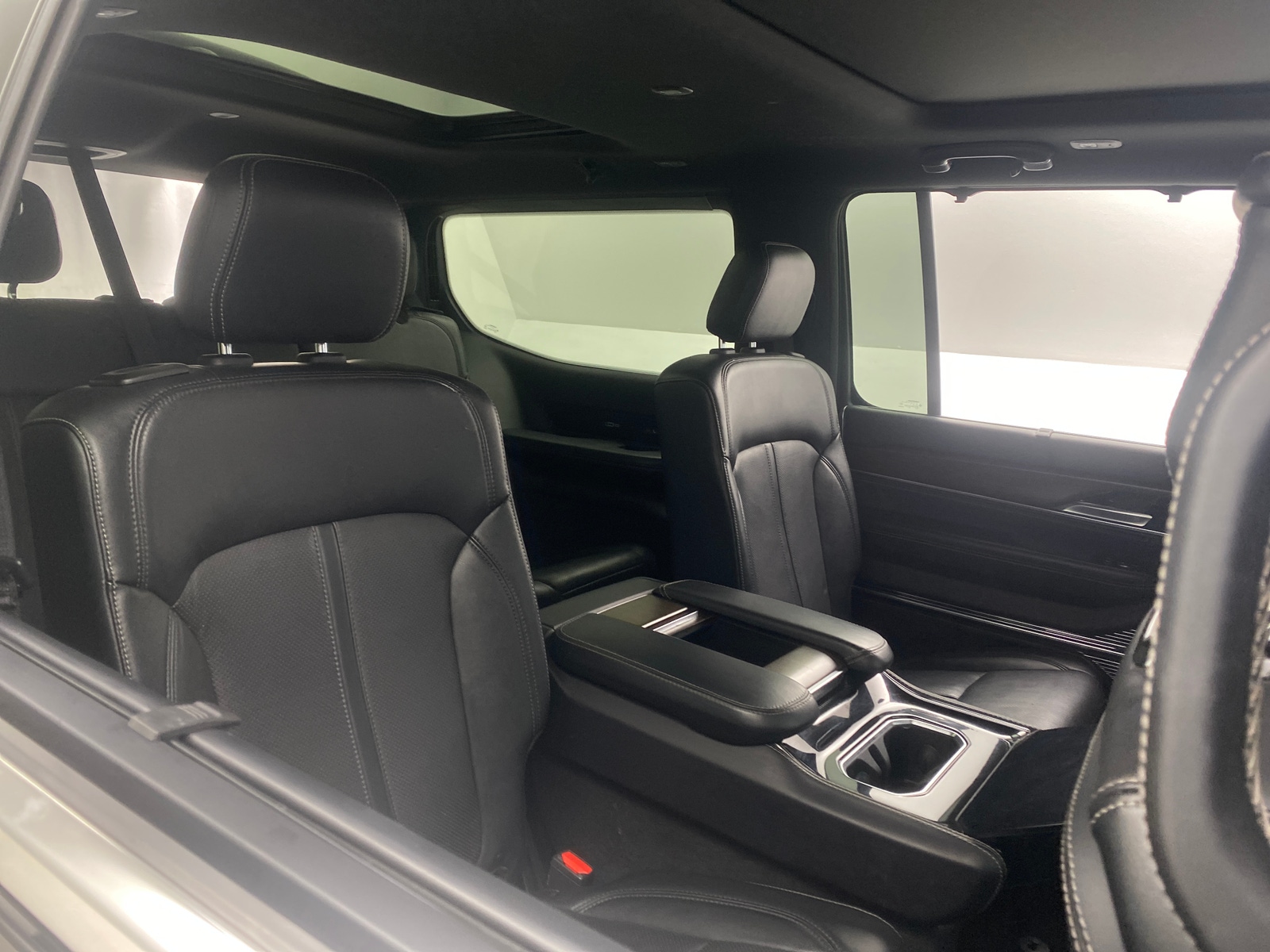 Thumbnail: 2022 Jeep Grand Wagoneer - 5